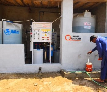 Reverse-osmosis water plant with storage tank in operation